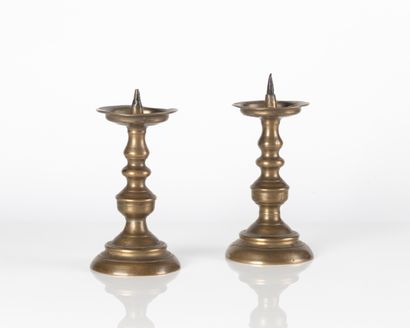 Paire de pique-cierges en bronze, fûts tournés...