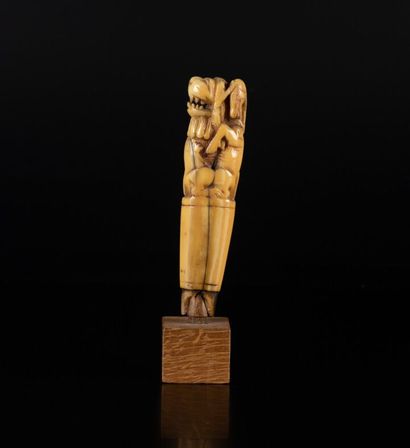 Manche de couvert en ivoire de morse sculpté...