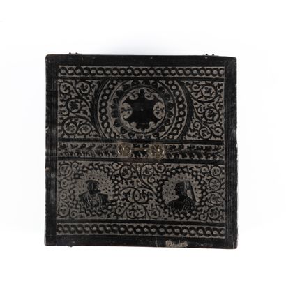 Coffret à âme en bois recouvert de cuir ciselé....