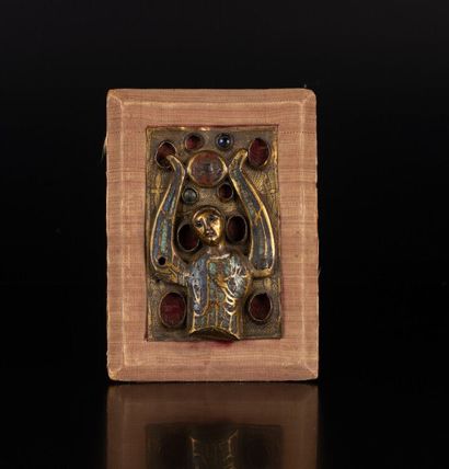 Plaque en cuivre gravé et doré avec cabochons...