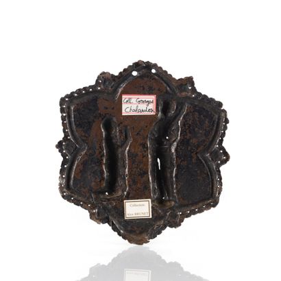 Plaque de fermail de chape en cuivre repoussé,...