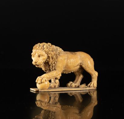 Lion en ivoire sculpté en ronde-bosse. La...
