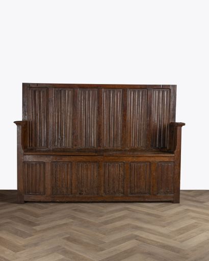 Banc-coffre à haut dossier en chêne sculpté...
