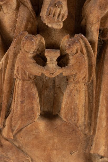 Crucifixion en albâtre sculpté en fort relief,...