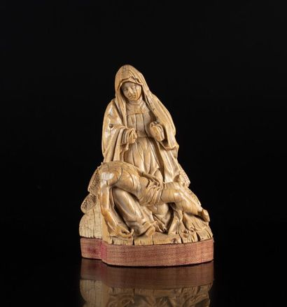 Vierge de Pitié en ivoire sculpté en ronde-bosse....