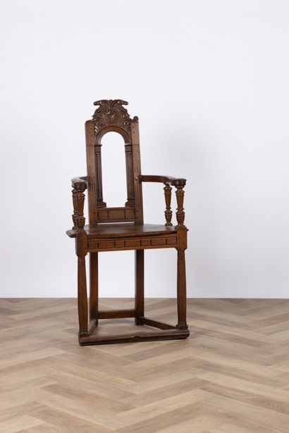 Caquetoire en noyer sculpté. Supports des...