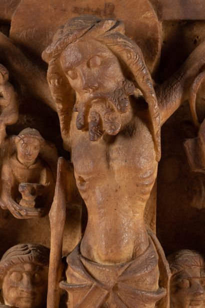 Crucifixion en albâtre sculpté en fort relief,...