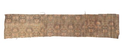 Lot composé de cinq fragments de tissus :
-...