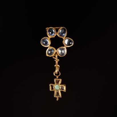 Pendentif en or composé de six cabochons...