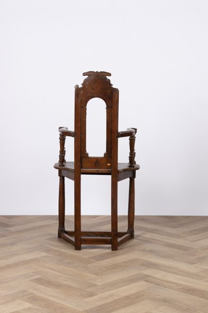 Caquetoire en noyer sculpté. Supports des...