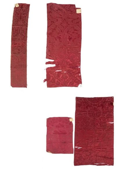 Lot composé de quatre fragments de damas...