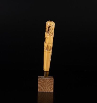 Manche de couvert en ivoire de morse sculpté...