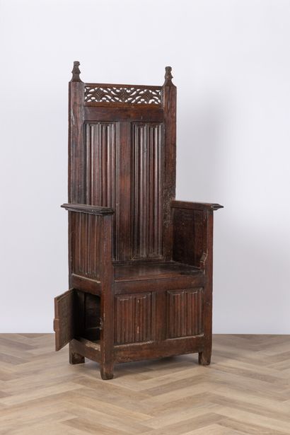 Chaire à haut dossier en chêne sculpté avec...
