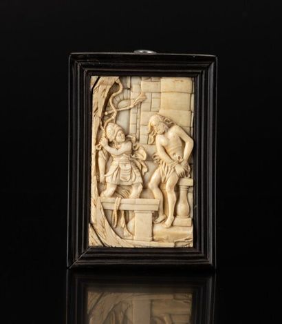 Plaquette en ivoire sculpté représentant...