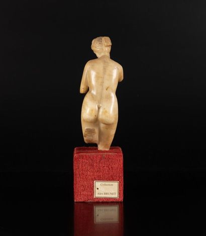 Vénus en albâtre sculpté en ronde-bosse....