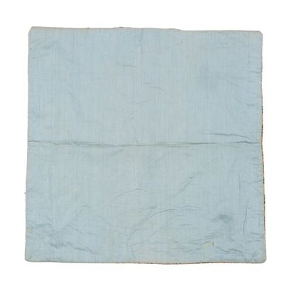 Fine broderie au petit point en fils de soie...