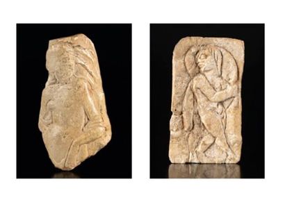 Lot de deux plaquettes en os sculpté en bas-relief...