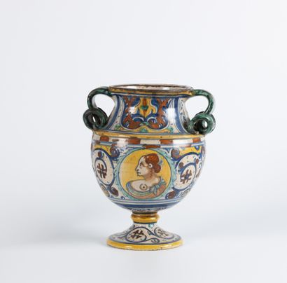 Vase de forme balustre en faïence polychrome...