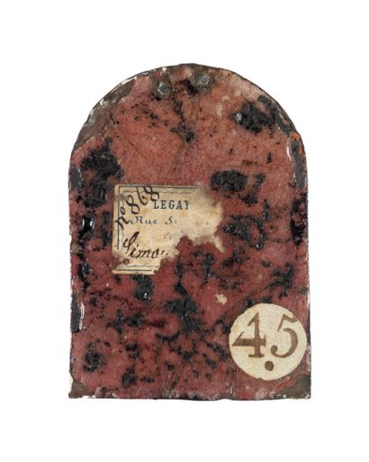 Plaque cintrée d'un baiser de Paix en émail...