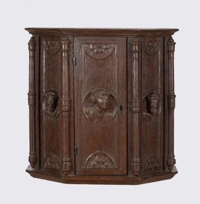 Armoire à suspendre à pans en chêne sculpté...