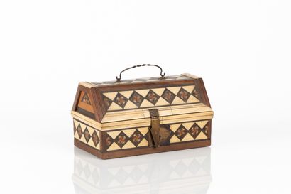 Coffret avec couvercle à pans en marqueterie...