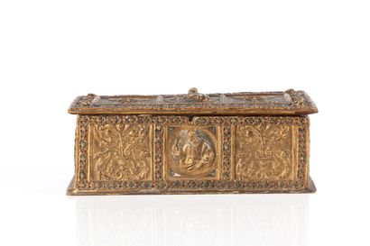 Coffret en hêtre à décor a pastiglia doré...