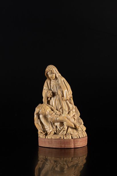 Vierge de Pitié en ivoire sculpté en ronde-bosse....