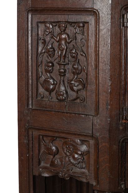 Dressoir à pans en chêne sculpté ouvrant...