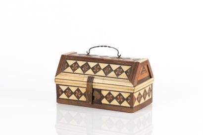 Coffret avec couvercle à pans en marqueterie...