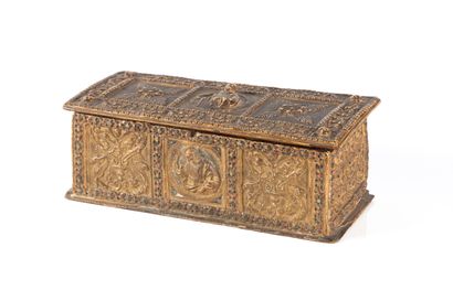 Coffret en hêtre à décor a pastiglia doré...