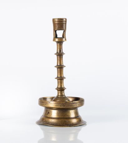 Bougeoir en bronze, fût à quatre noeuds plats,...