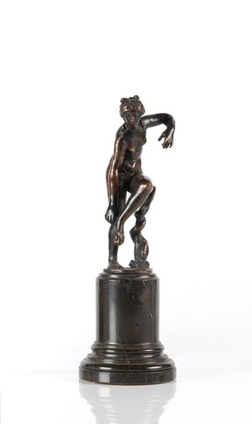 Vénus enlevant sa sandale en bronze patiné....