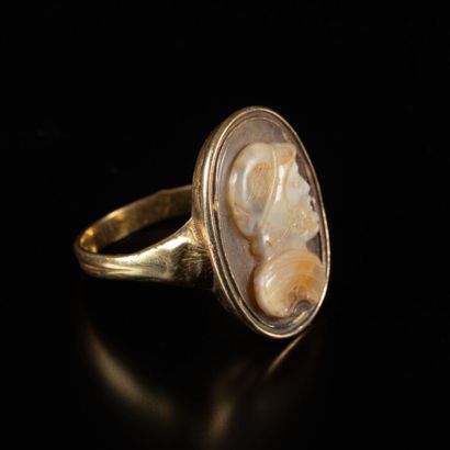 Bague en or sertie d'un camée en agate à...