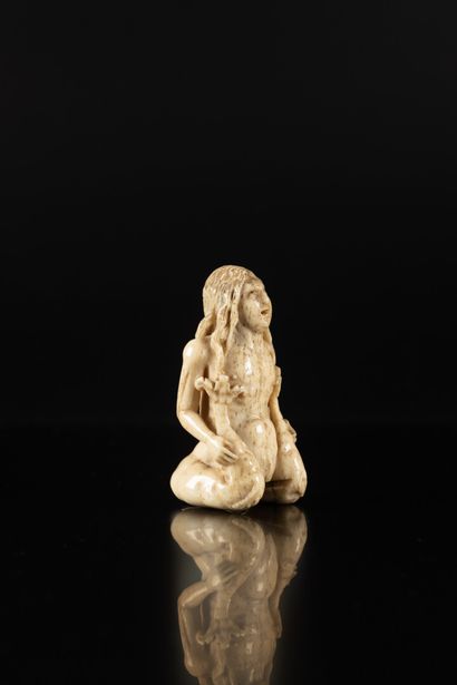 Rare secouette ? en os sculpté en ronde-bosse...