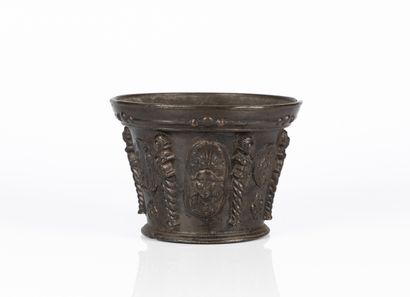 Mortier en bronze à décor de six termes féminins...