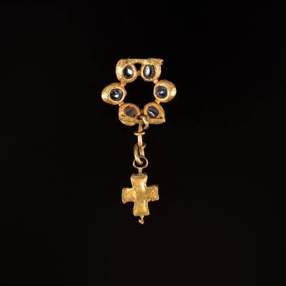 Pendentif en or composé de six cabochons...