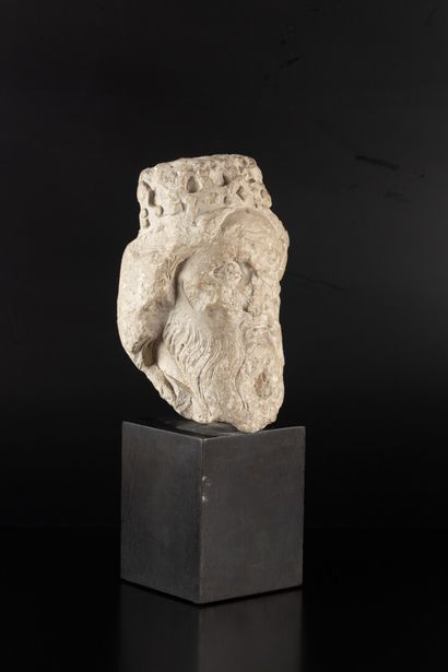 Tête de roi barbu en pierre calcaire sculptée....