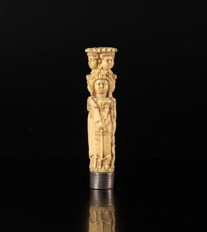 Manche de couvert en ivoire de morse sculpté...