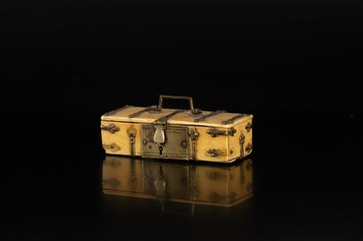 Coffret en ivoire avec pentures, cornières...