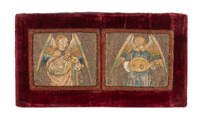 Paire de panneaux de broderies en fils de...