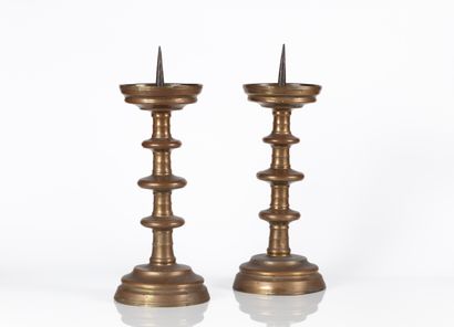 Paire de pique-cierges en bronze, fûts à...