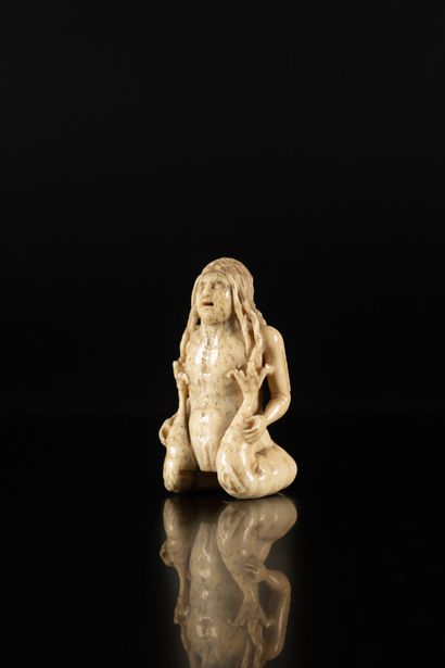Rare secouette ? en os sculpté en ronde-bosse...