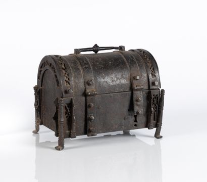 Coffret en fer forgé et ajouré à couvercle...