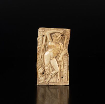 Plaquette en os sculpté représentant un jeune...