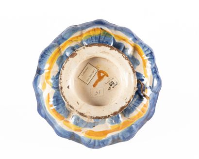 Coupe godronnée, crespina, en faïence polychrome...