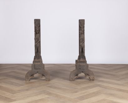 Paire de landiers en fonte à décor de femmes...