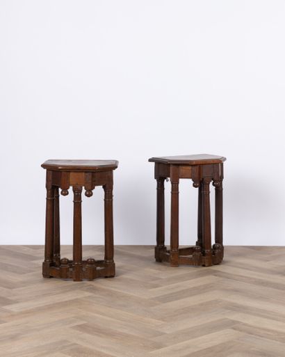 Paire de tabourets en chêne de forme trapézoïdale,...