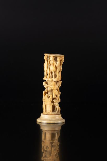 Elément en ivoire finement sculpté et ajouré...