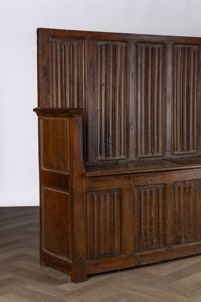 Banc-coffre à haut dossier en chêne sculpté...