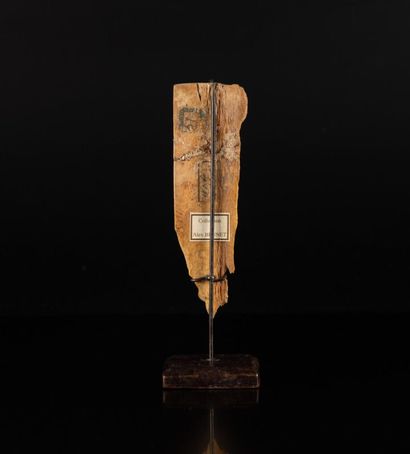 Plaquette en os sculpté à décor d'un éphèbe.
Egypte,...